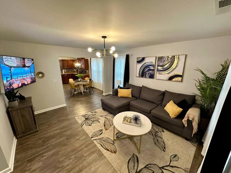 Cozy And Luxury Home 롤리 외부 사진