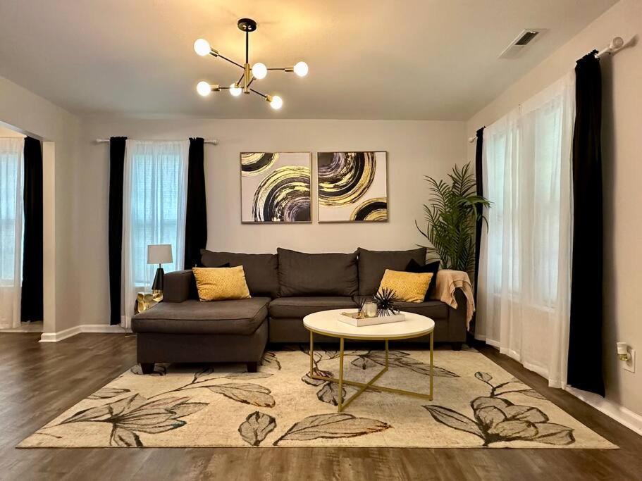 Cozy And Luxury Home 롤리 외부 사진